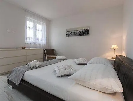 Holiday home Geraeumige Deni Mit Pool *