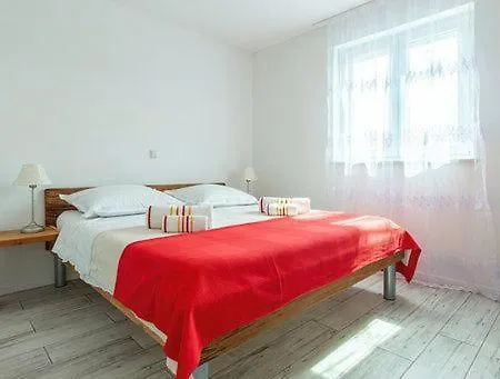 Geraeumige Deni Mit Pool Kaldanija