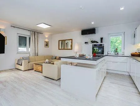 Geraeumige Deni Mit Pool Holiday home *