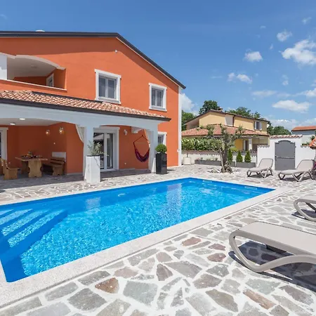 Geraeumige Deni Mit Pool Kaldanija