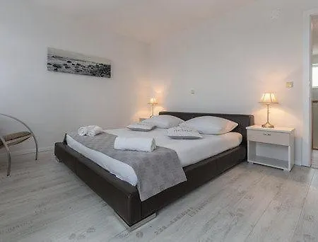 Geraeumige Deni Mit Pool * Kaldanija