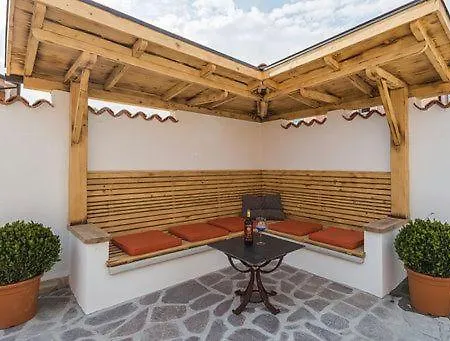 Geraeumige Deni Mit Pool