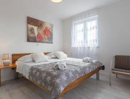 Geraeumige Deni Mit Pool Holiday home *