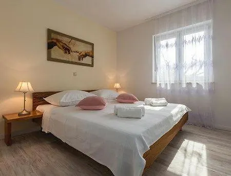 Geraeumige Deni Mit Pool Holiday home Kaldanija