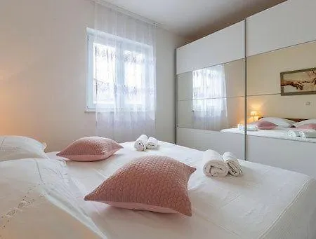 Holiday home Geraeumige Deni Mit Pool *