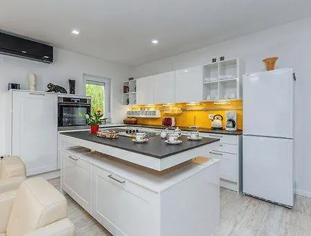 Geraeumige Deni Mit Pool Holiday home