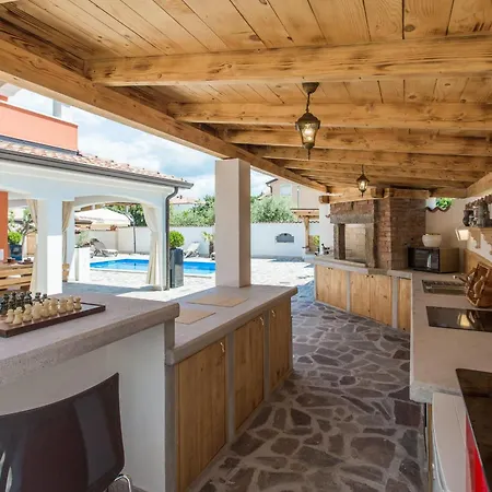 Holiday home Geraeumige Deni Mit Pool