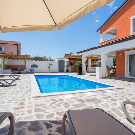 Geraeumige Deni Mit Pool Holiday home Kaldanija