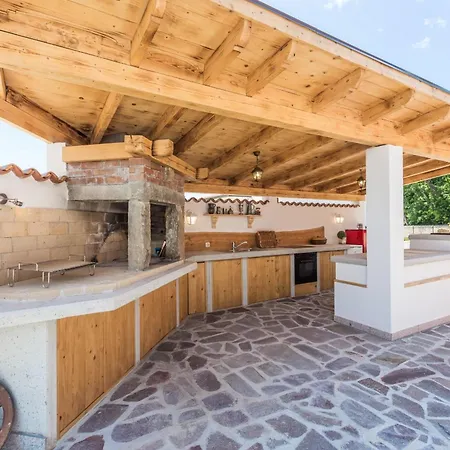 Holiday home Geraeumige Deni Mit Pool Kaldanija