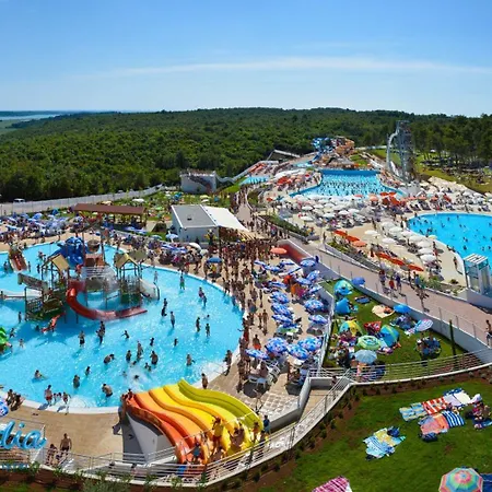 Geraeumige Deni Mit Pool Kaldanija